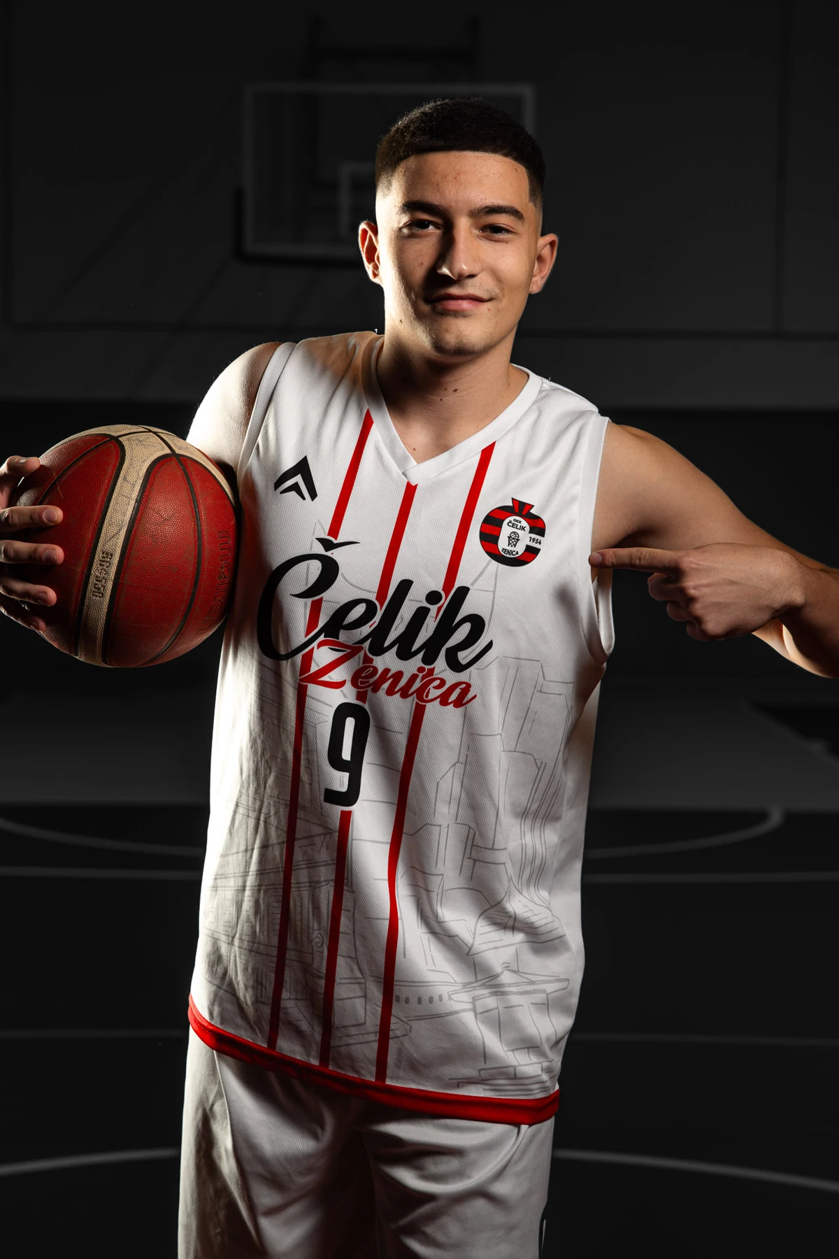 Košarkaš Čelika drži loptu; promotivna fotografija kluba